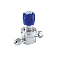 Регулятор AMFLO UHP AU22 Материал: Код ZS (Body,Poppet, Nozzle,Gland-SUS316L, Diaphragm - Hastelloy® C-22, Seat: PCTFE) ; Поверхность 0.25 um; 3х портовый, вх. давл. 20,6 бар, CV-1.1
